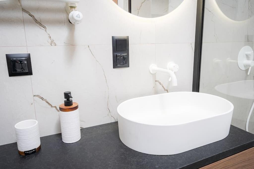 Old Premium By Rent4you Apartment *